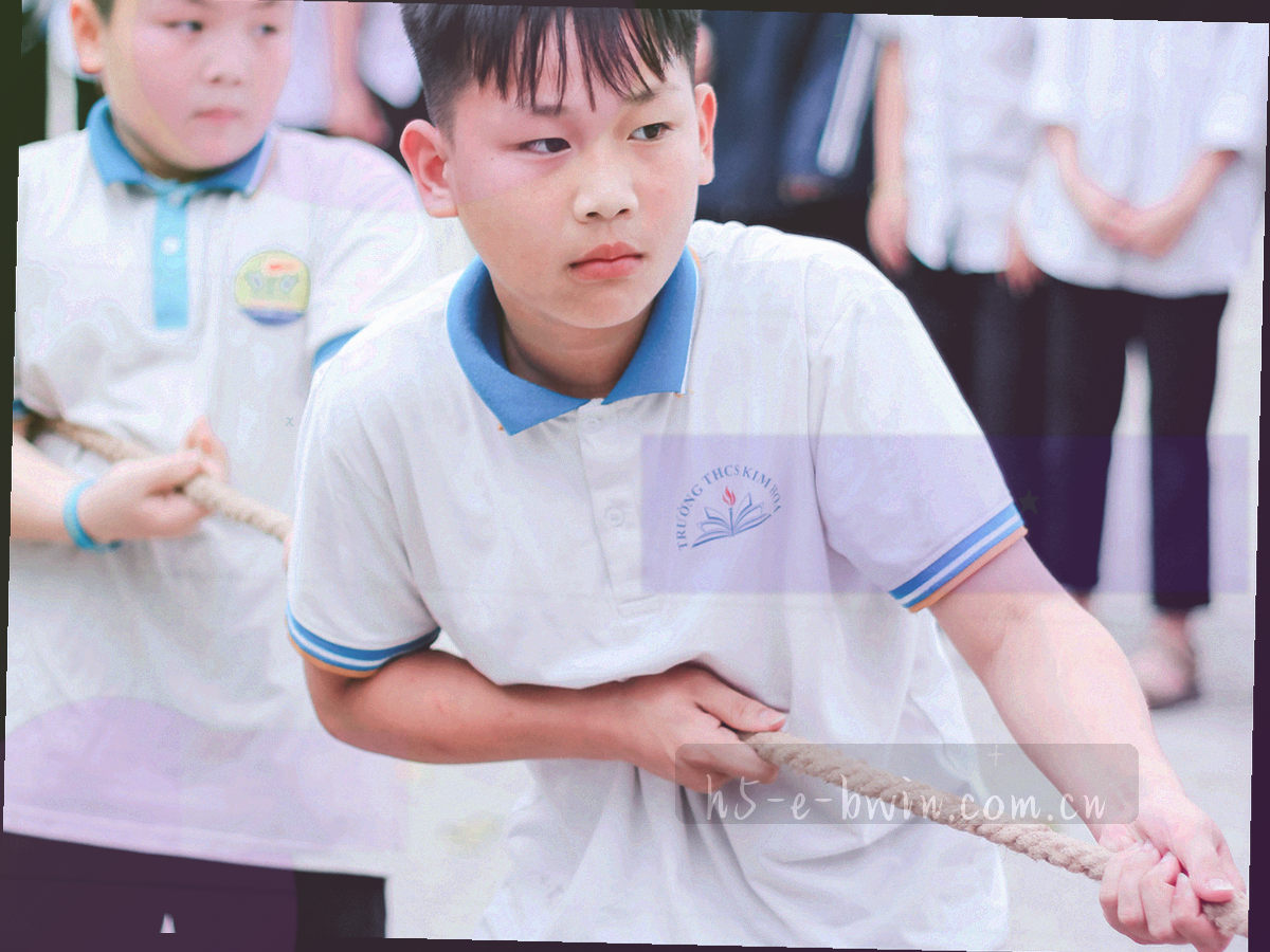 暗光环境下的手持设备屏幕与直播画面反光，四周只有看台轮廓